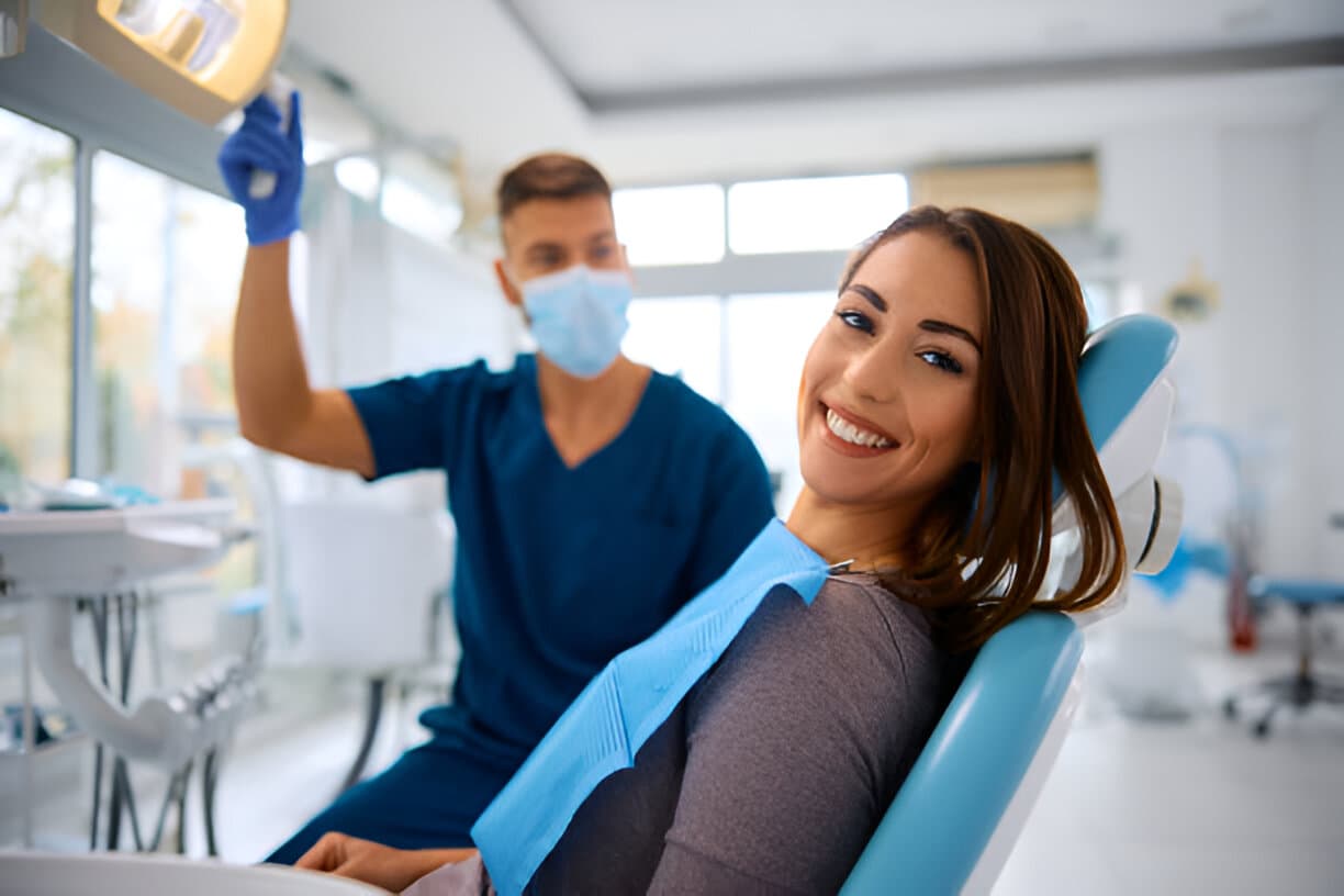 Dentista profesional trabajando con paciente en Clínica Dental Zegarra Alicante